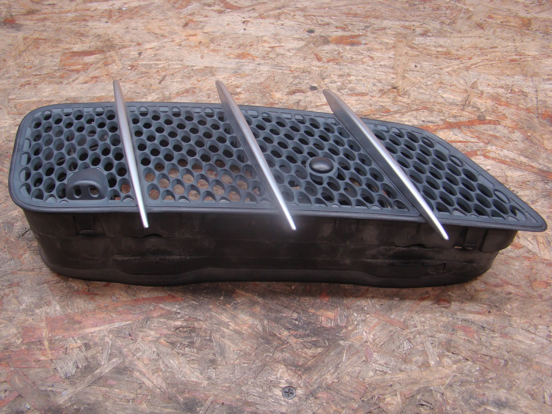 Решетка капота правая Mercedes-Benz R230 A2308300218 - миниатюра 2