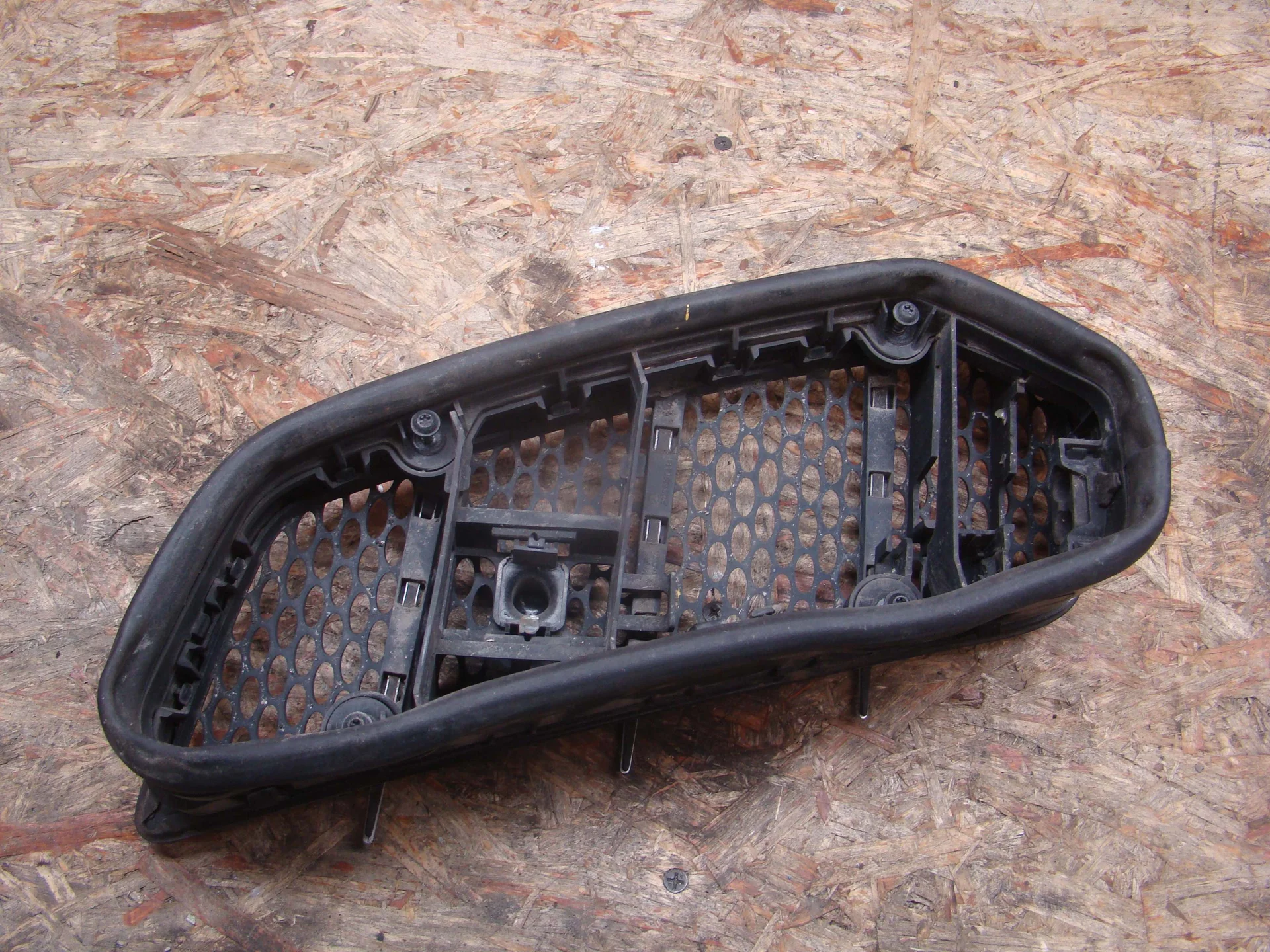 Решетка капота правая Mercedes-Benz R230 A2308300218 - миниатюра 5