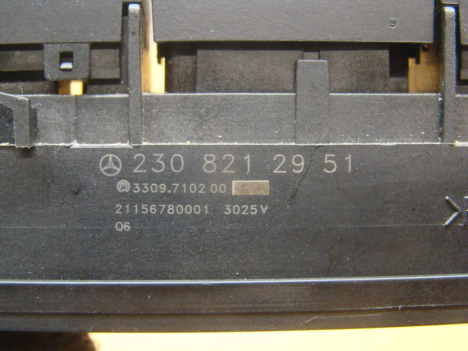 Кнопка выключения парктроников Mercedes-Benz R230 A2308212951 - миниатюра 3