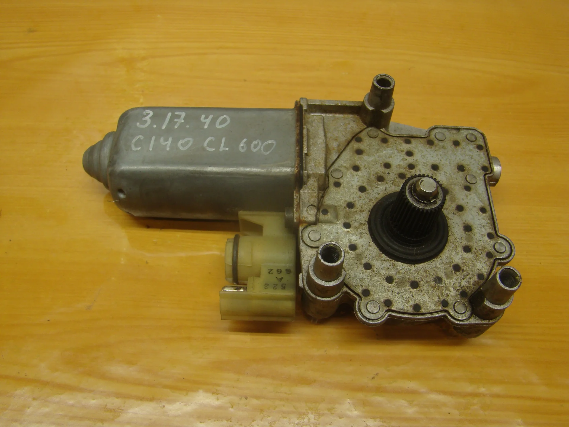 Моторчик заднего правого стеклоподъемника Mercedes-Benz C140 - изображение 1