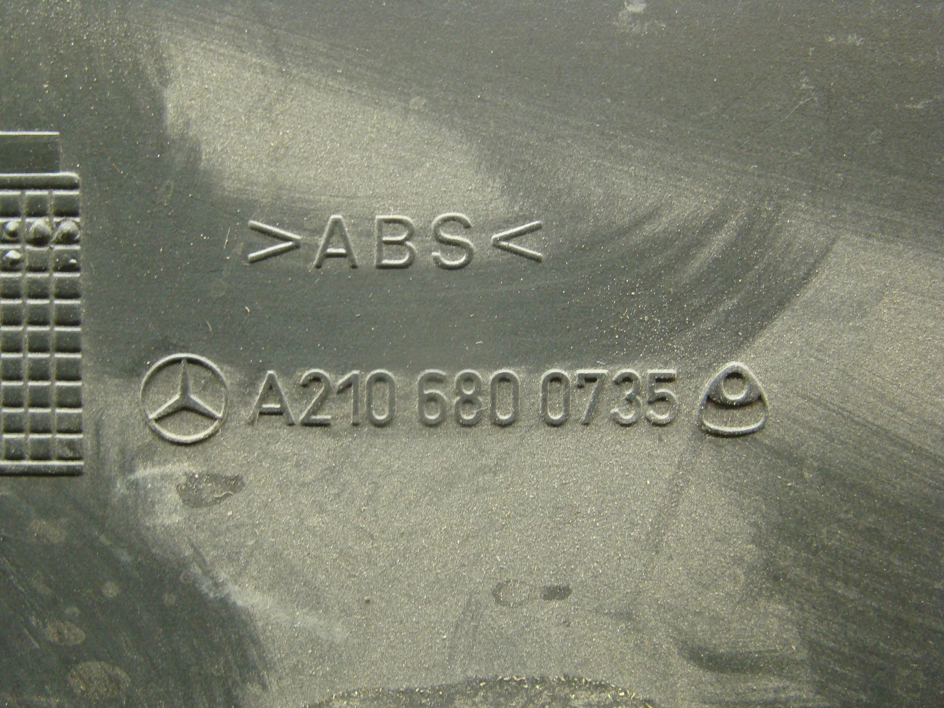 Накладка на порог внутренняя задняя левая Mercedes-Benz W210 A2106800735 - миниатюра 4