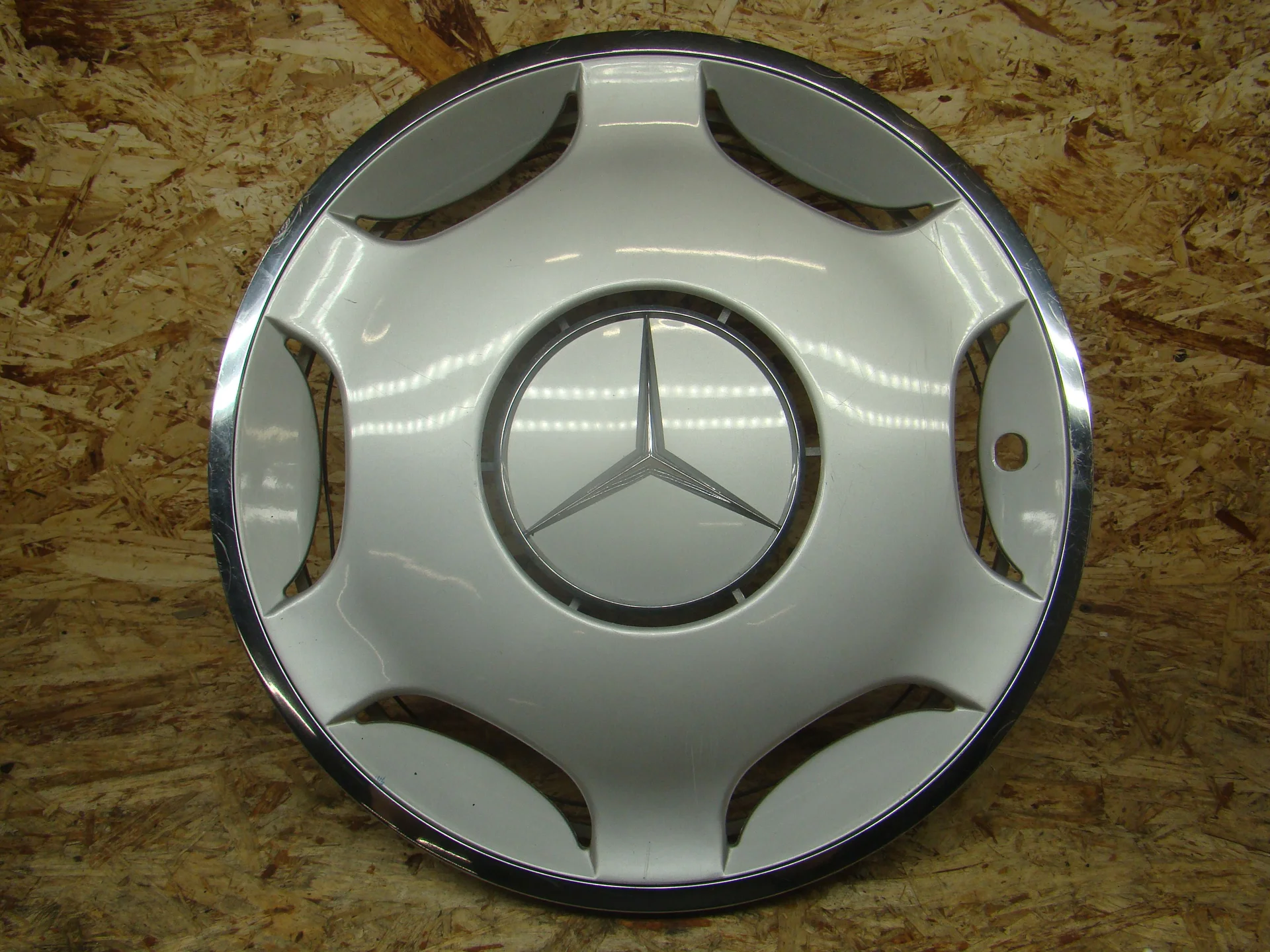 Колпак стального диска Mercedes-Benz W124 A1244011424 - изображение 1