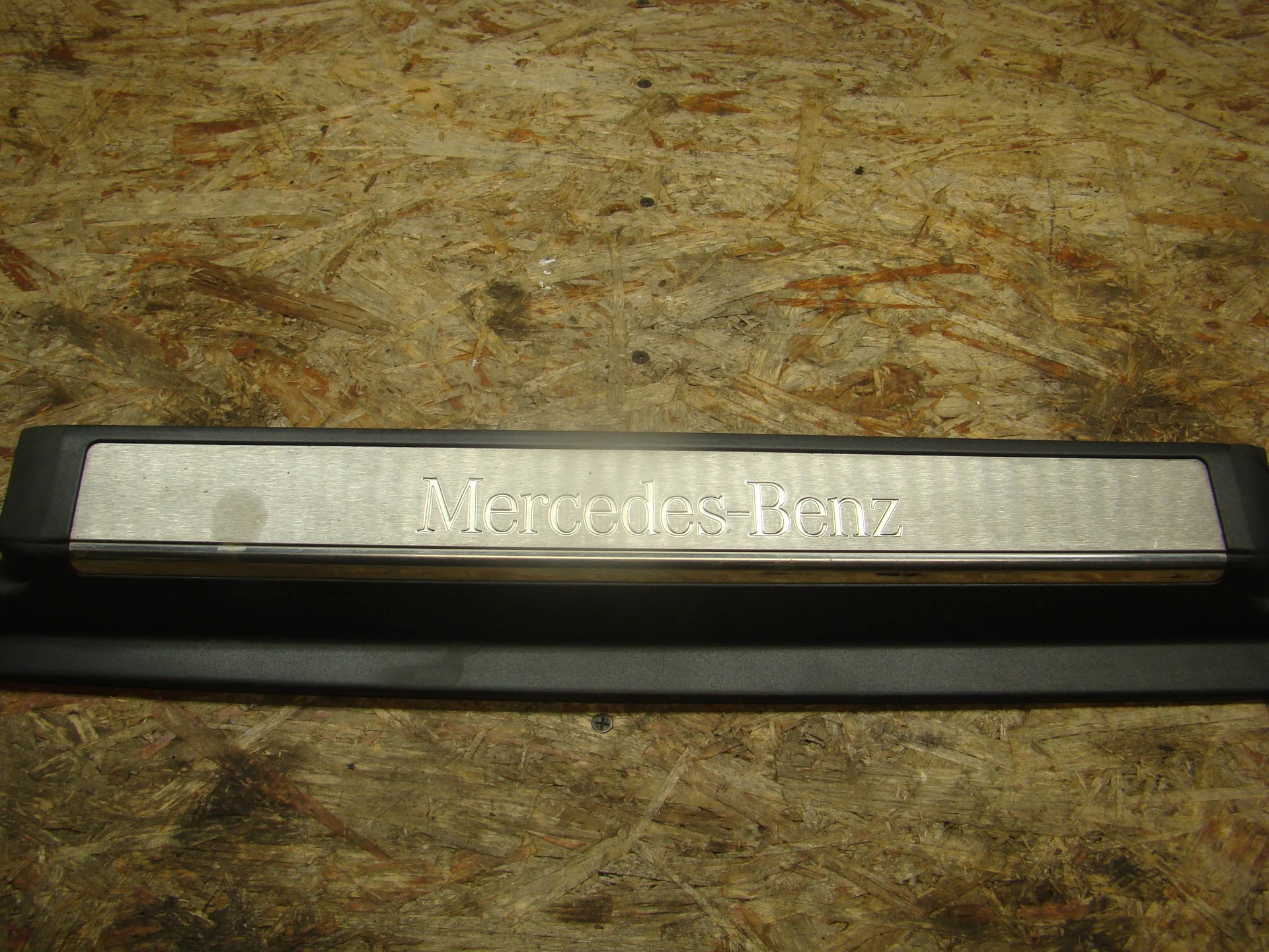 Накладка на порог внутренняя передняя левая Mercedes-Benz W220 A2206801135 - миниатюра 4