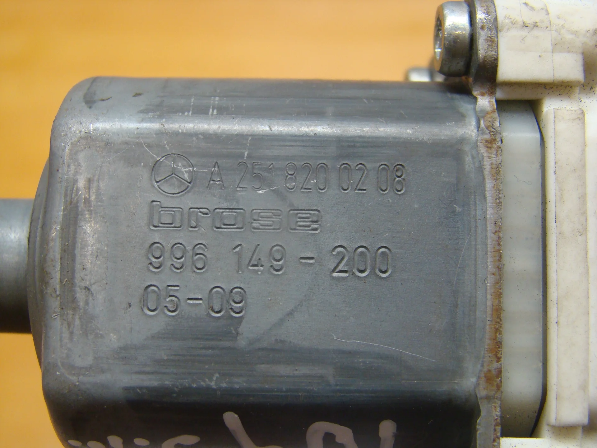 Моторчик заднего правого стеклоподъемника Mercedes-Benz W164  A2518200208 - миниатюра 4