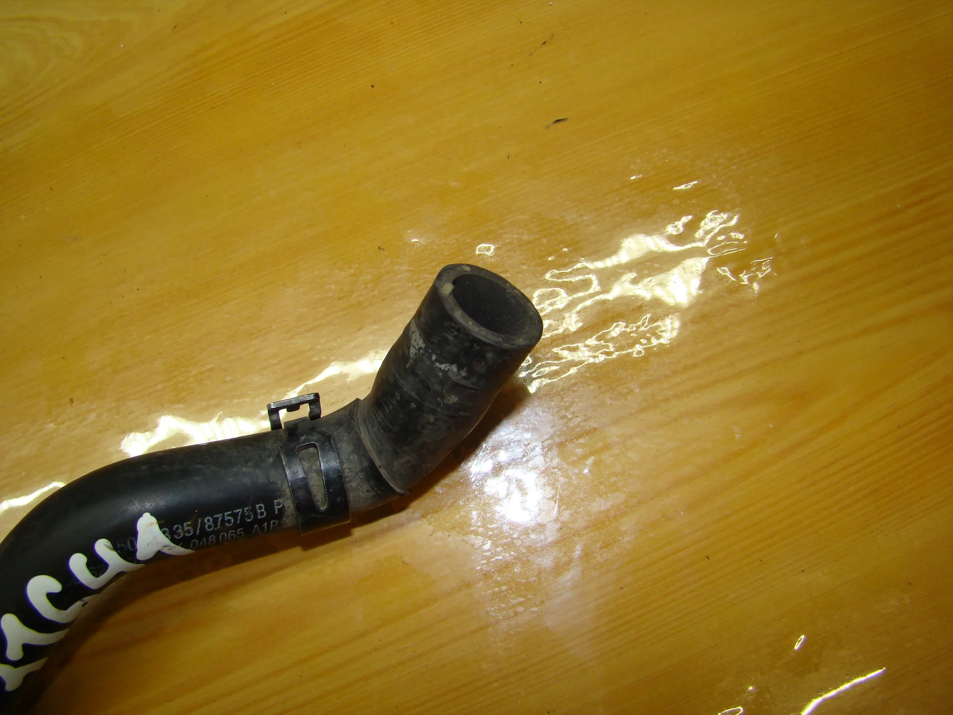 Патрубок отопителя Mercedes-Benz W210 A2105062335 - миниатюра 2