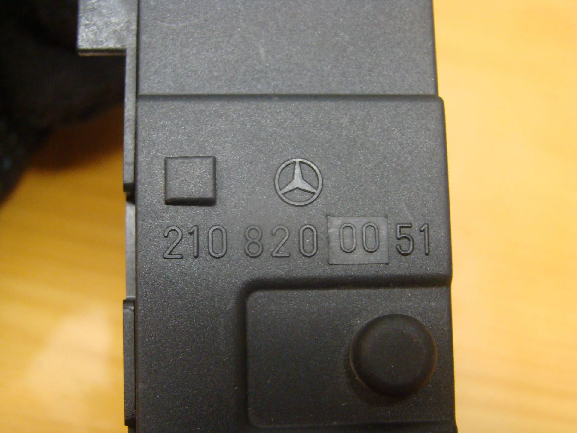 Блок управления подогревом сидений Mercedes-Benz W210 A2108200051 - миниатюра 4