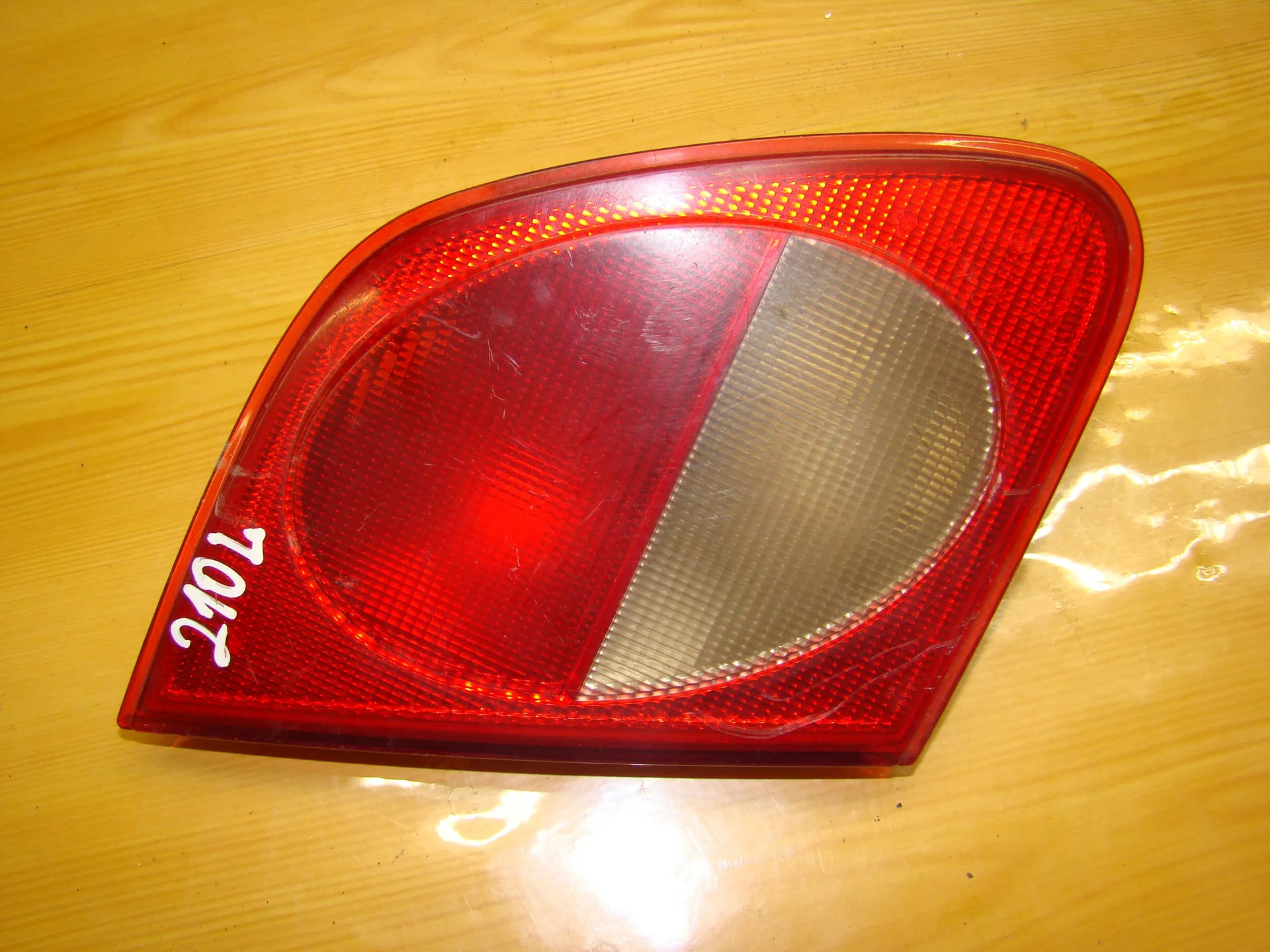 Фонарь на багажнике левый Mercedes-Benz W210 A2108200964 - изображение 1