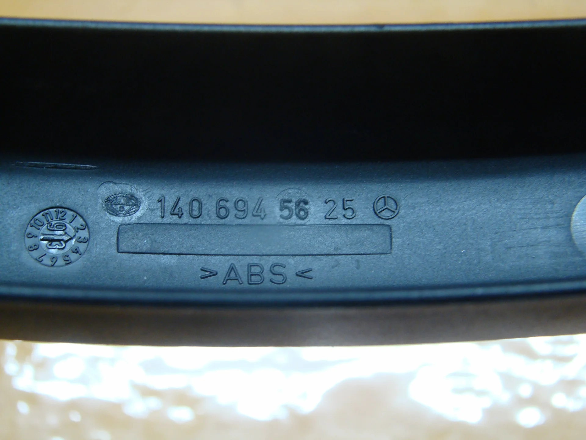 Накладка петли багажника правая Mercedes-Benz C140  A1406945625 - миниатюра 3