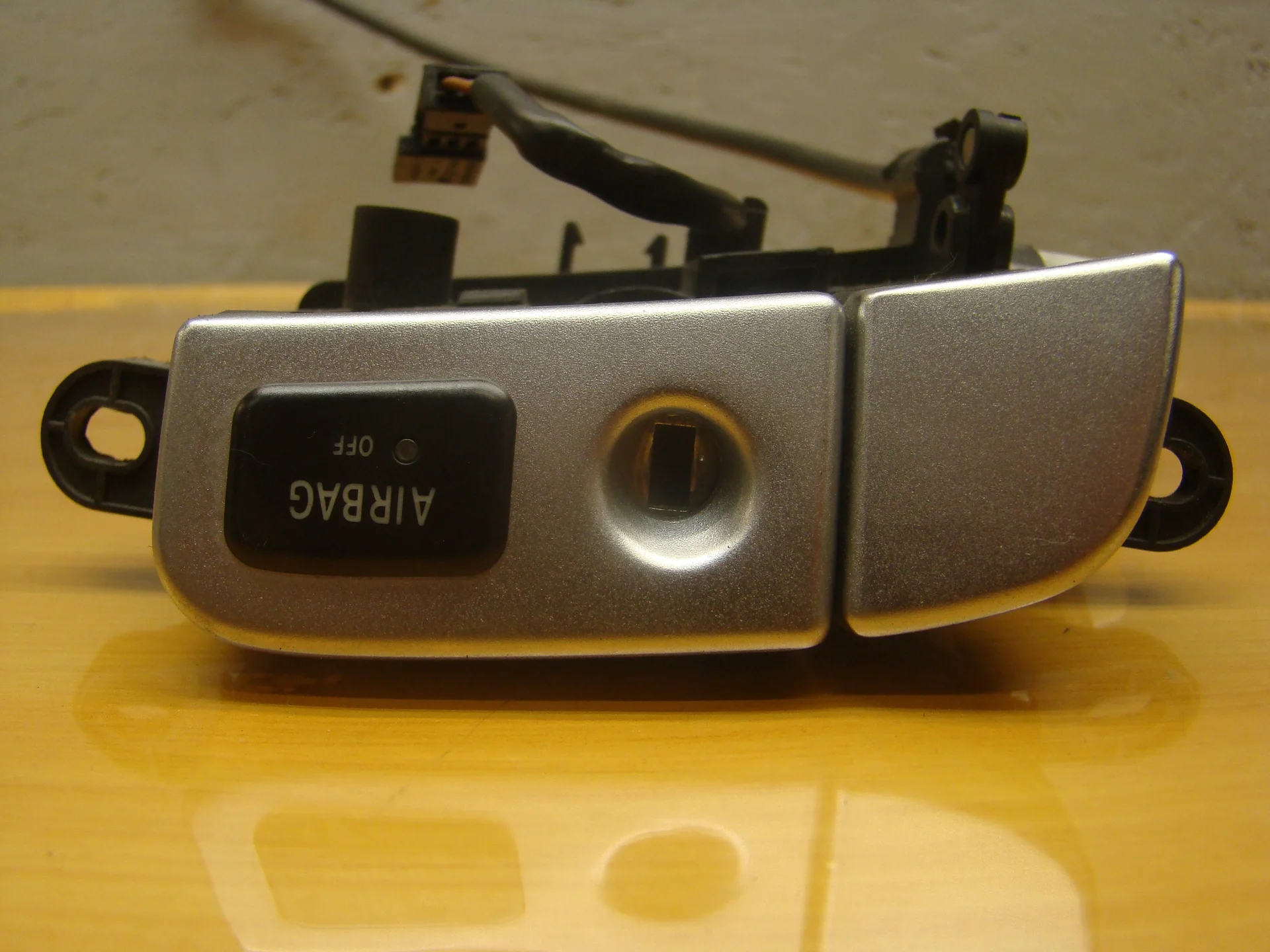 Замок бардачка Mercedes-Benz R230 A2306800084 - миниатюра 2