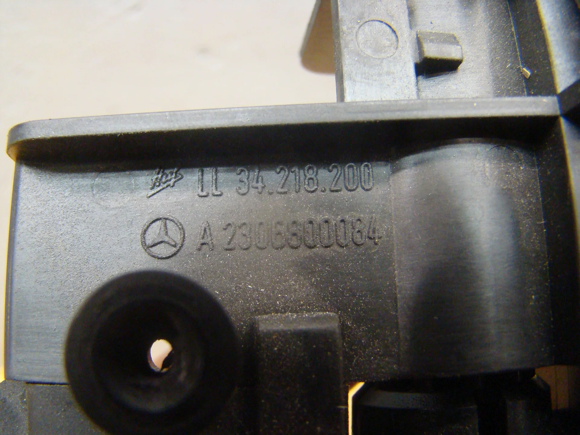 Замок бардачка Mercedes-Benz R230 A2306800084 - миниатюра 3