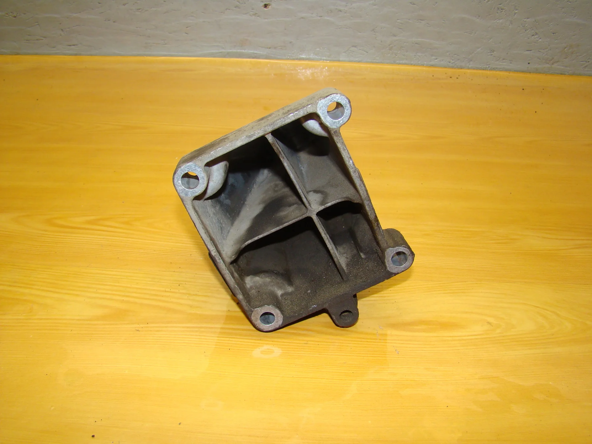 Кронштейн двигателя правый Mercedes-Benz W204 271 A2712232304 - миниатюра 2