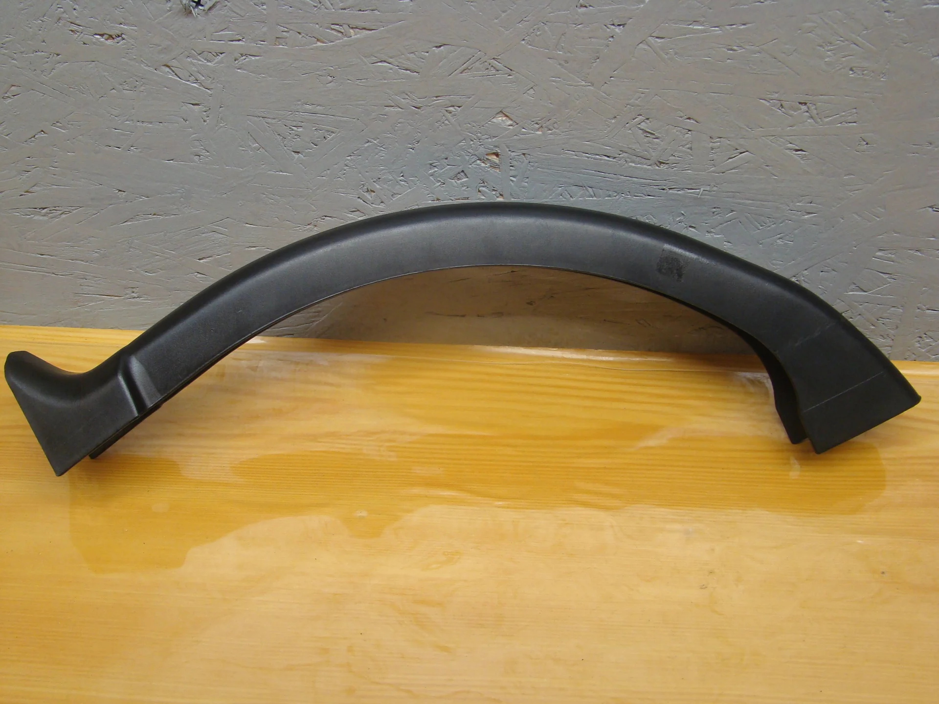 Накладка петли багажника левая Mercedes-Benz C140 A1406945525 - изображение 1