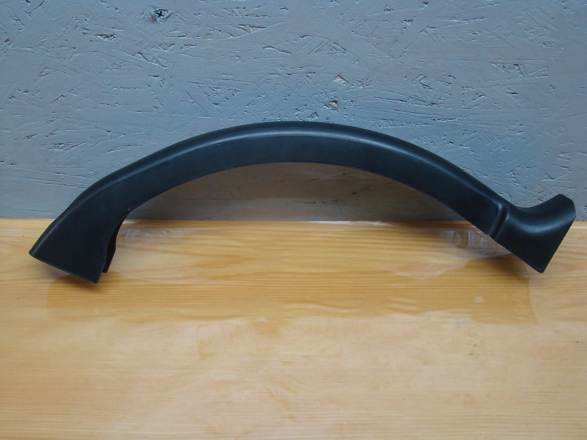 Накладка петли багажника левая Mercedes-Benz C140 A1406945525 - миниатюра 2