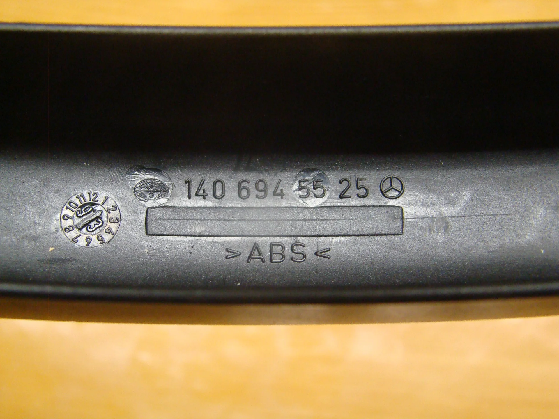 Накладка петли багажника левая Mercedes-Benz C140 A1406945525 - миниатюра 3