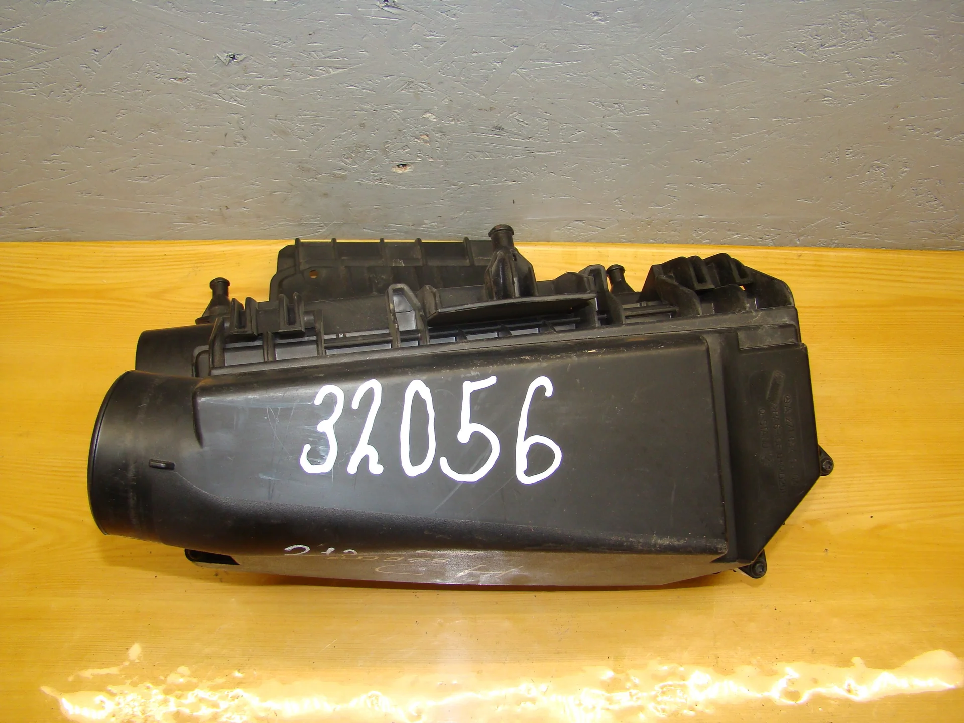 Корпус воздушного фильтра Mercedes-Benz W212 271 A2710901601 - изображение 1