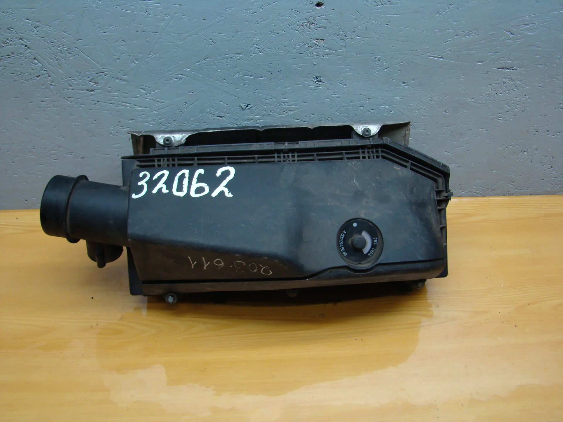 Корпус воздушного фильтра Mercedes-Benz W203 611 A6110902301 - изображение 1