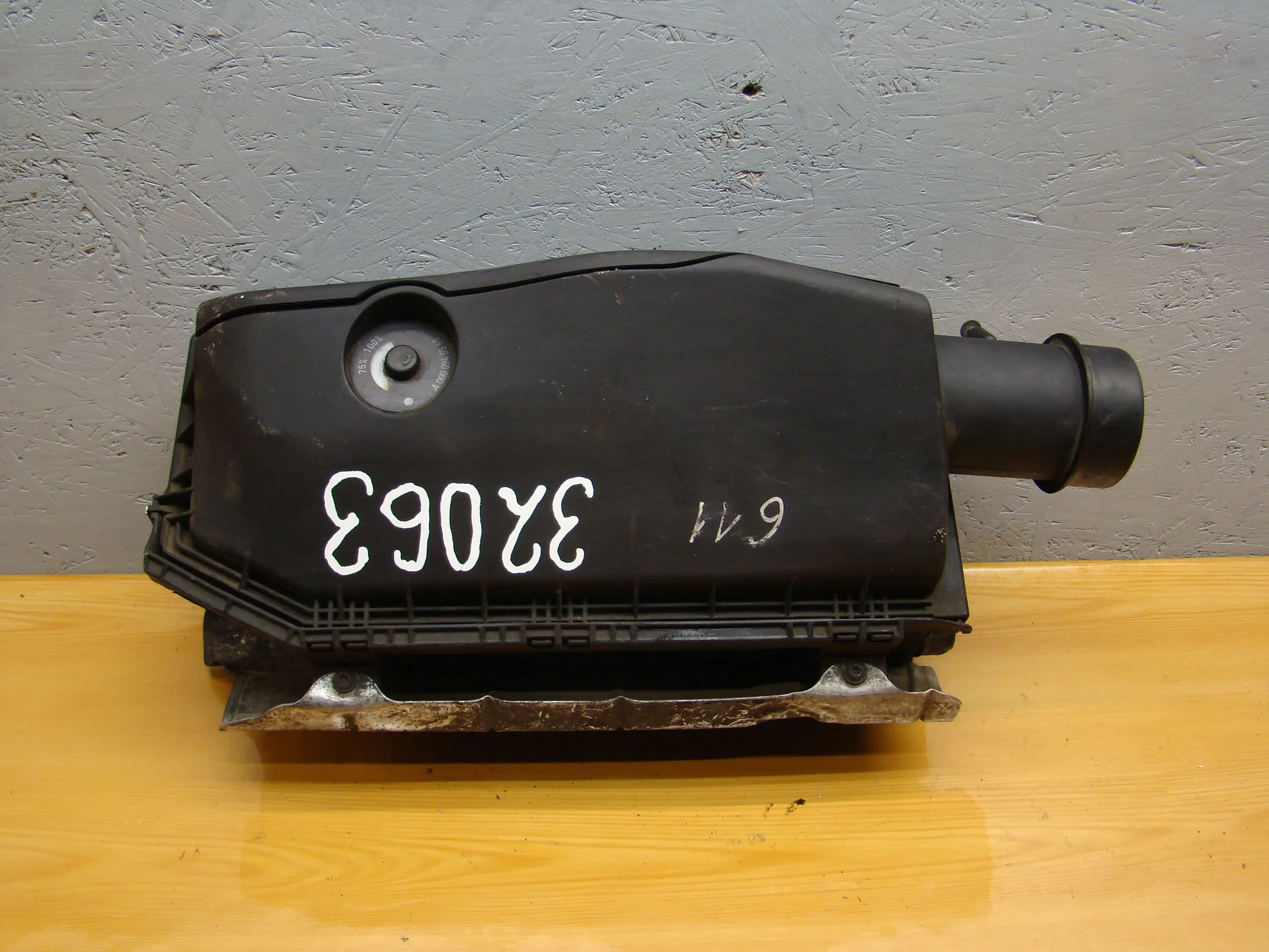 Корпус воздушного фильтра Mercedes-Benz W203 611 A6110902301 - изображение 1