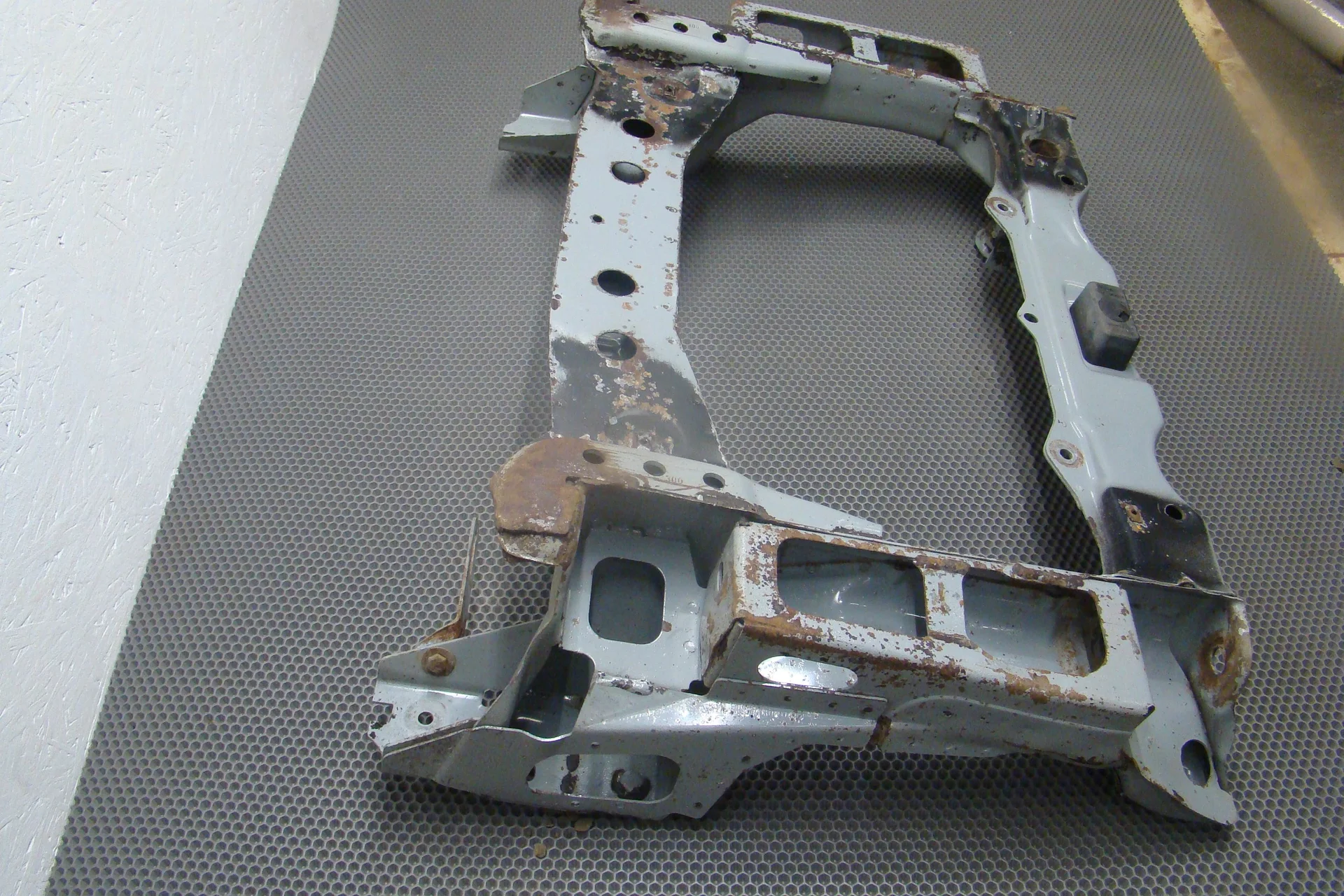 Балка подмоторная (подрамник) Mercedes-Benz W210 112 A2106200587 - миниатюра 8