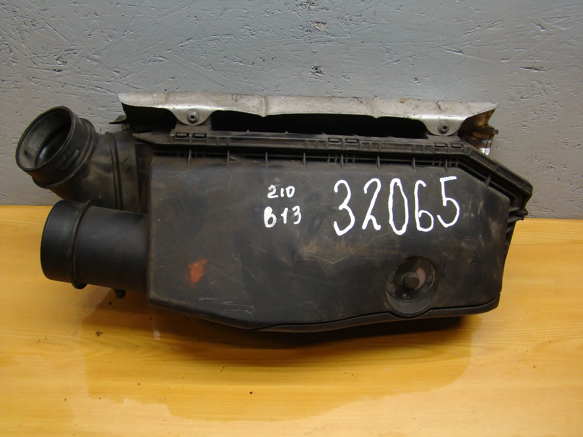Корпус воздушного фильтра Mercedes-Benz W210 613 A6130900801 - изображение 1