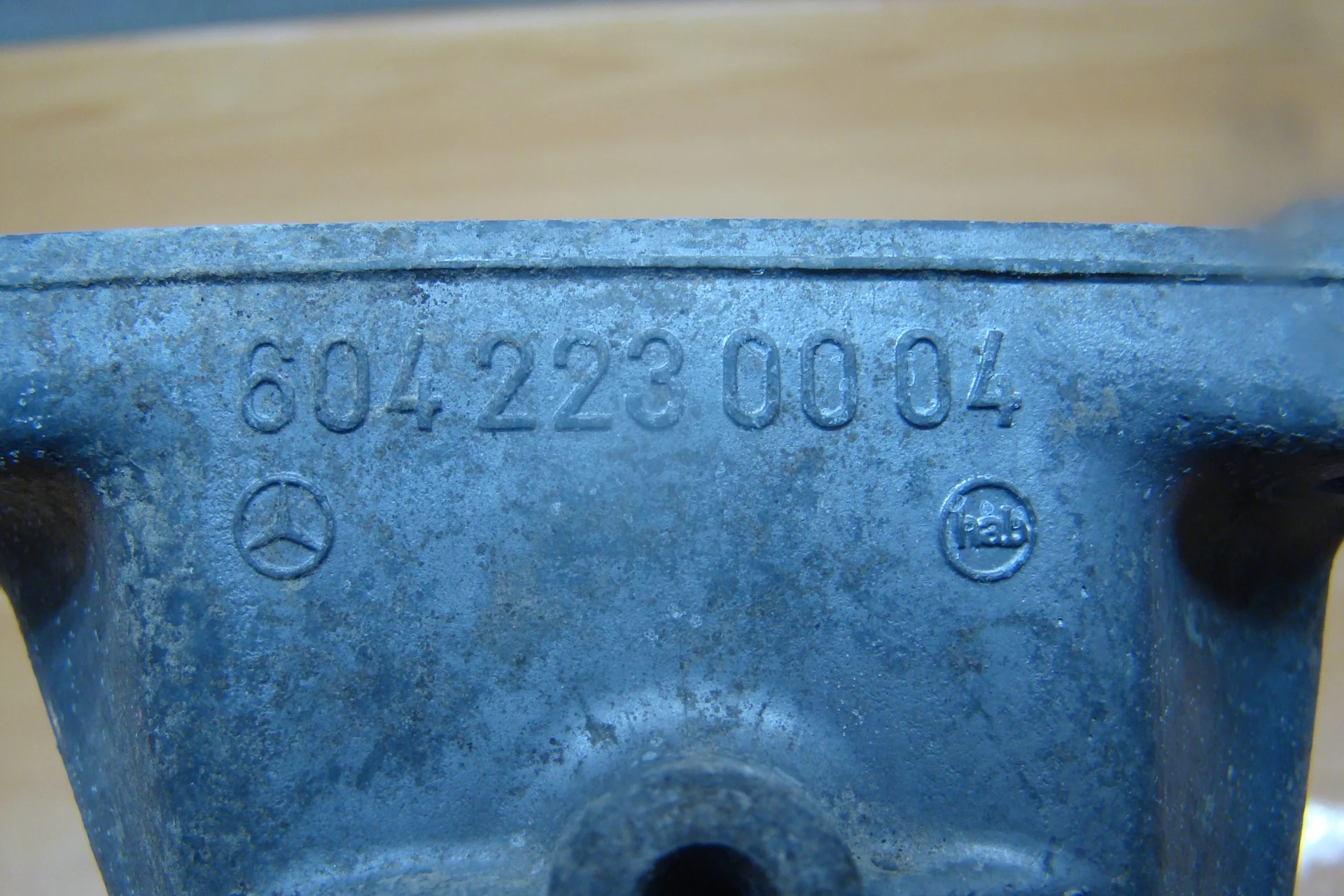 Кронштейн двигателя правый Mercedes-Benz W202 111 A6042230004 - миниатюра 4