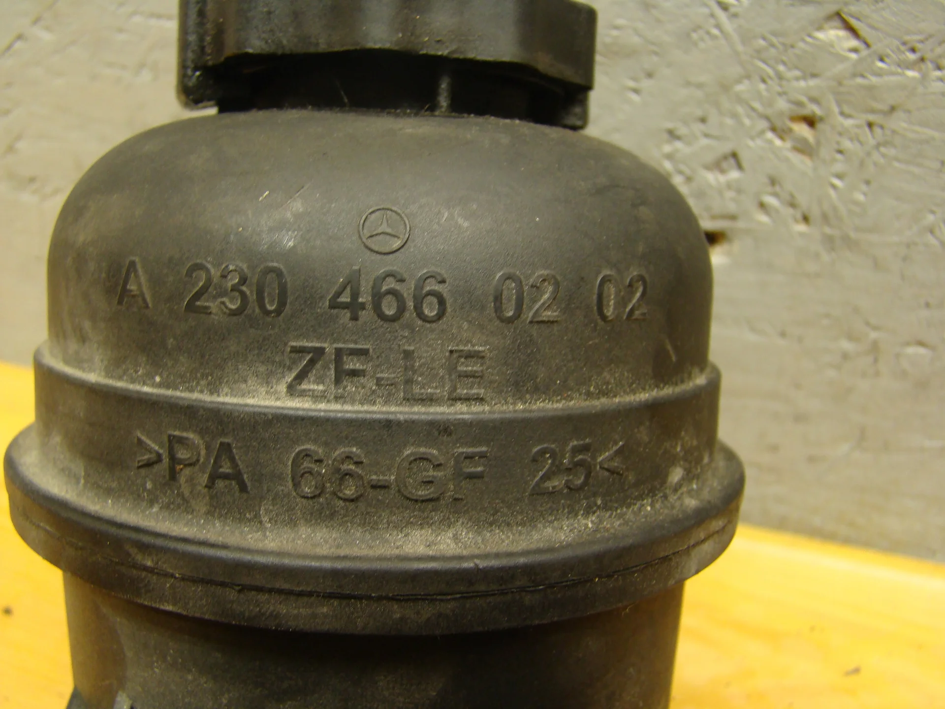 Бачок насоса гидроусилителя руля Mercedes-Benz R230 112 A2304660202 - миниатюра 5