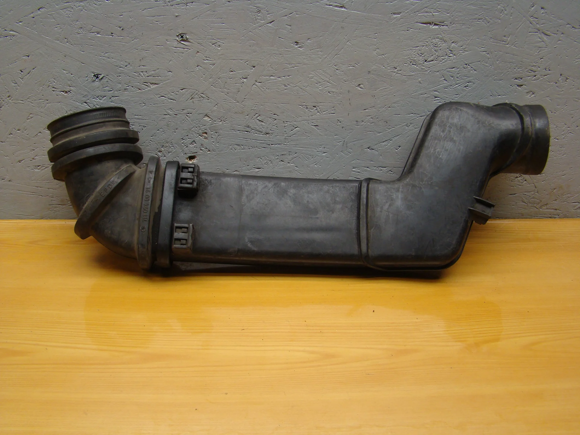 Патрубок впускного коллектора Mercedes-Benz W124 111 A1111400012 - миниатюра 3