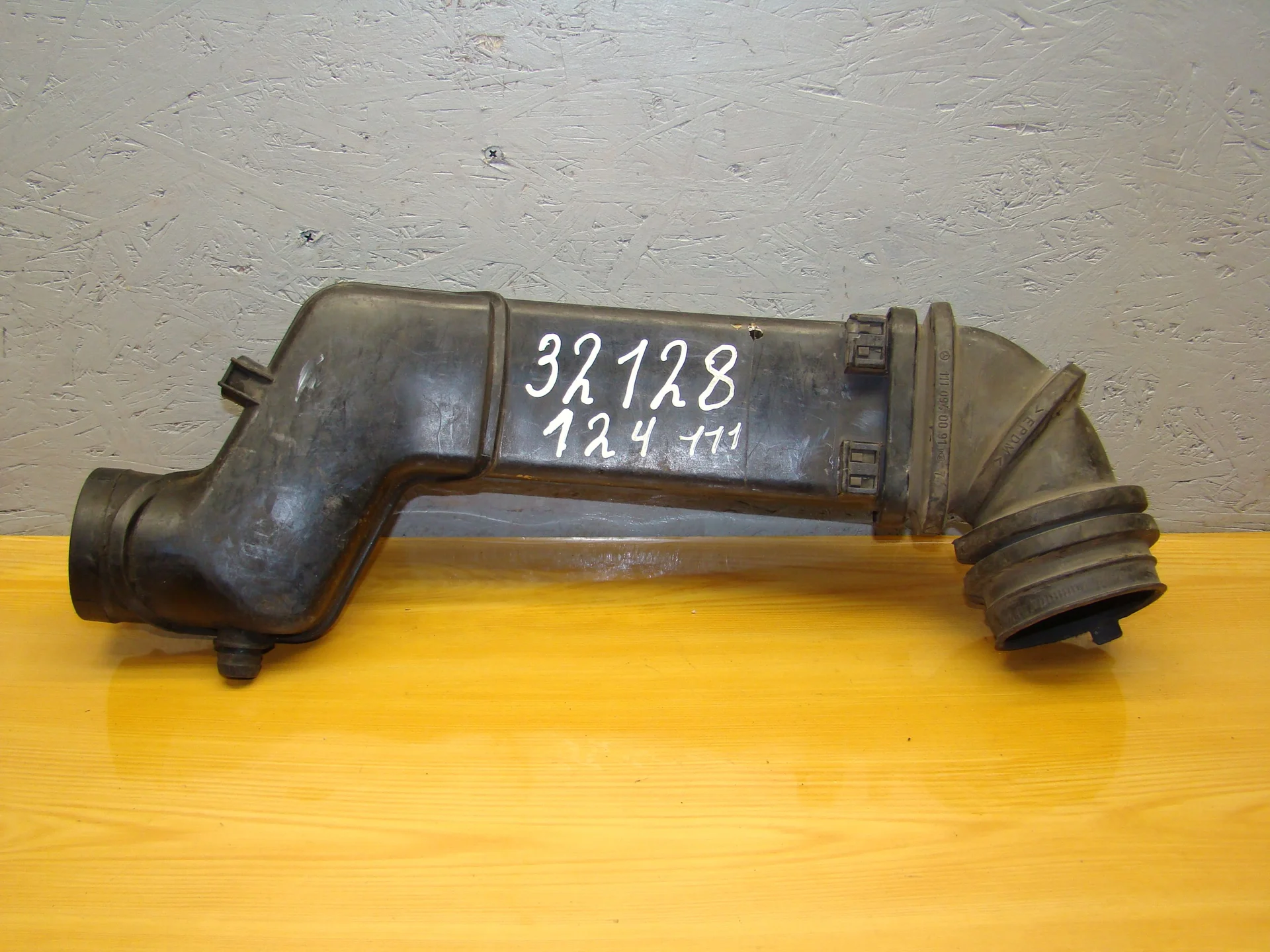 Патрубок впускного коллектора Mercedes-Benz W124 111 A1111400912 - изображение 1