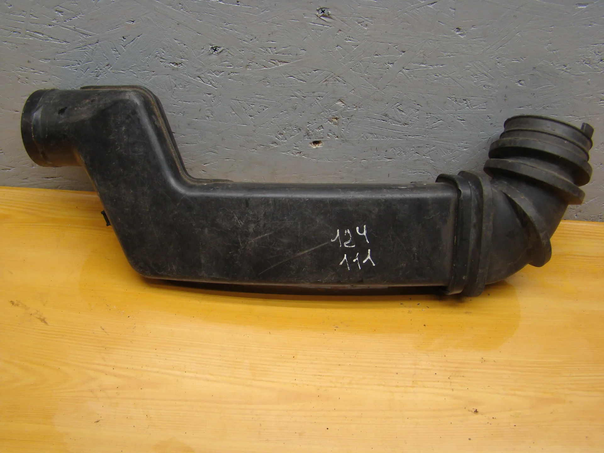 Патрубок впускного коллектора Mercedes-Benz W124 111 A1111400012 - миниатюра 2