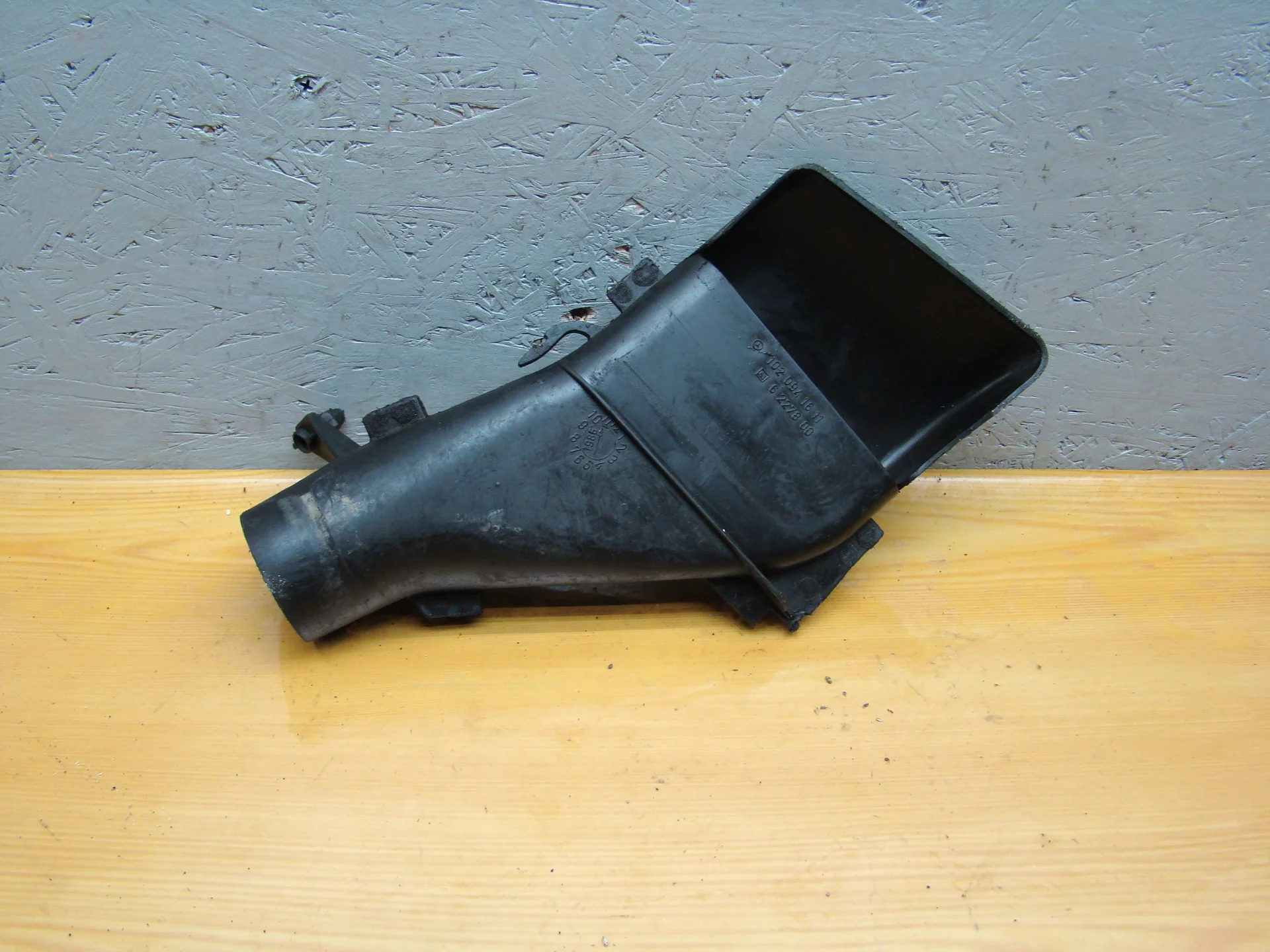 Воздухозаборник Mercedes-Benz W124 102 A1020941611 - миниатюра 2