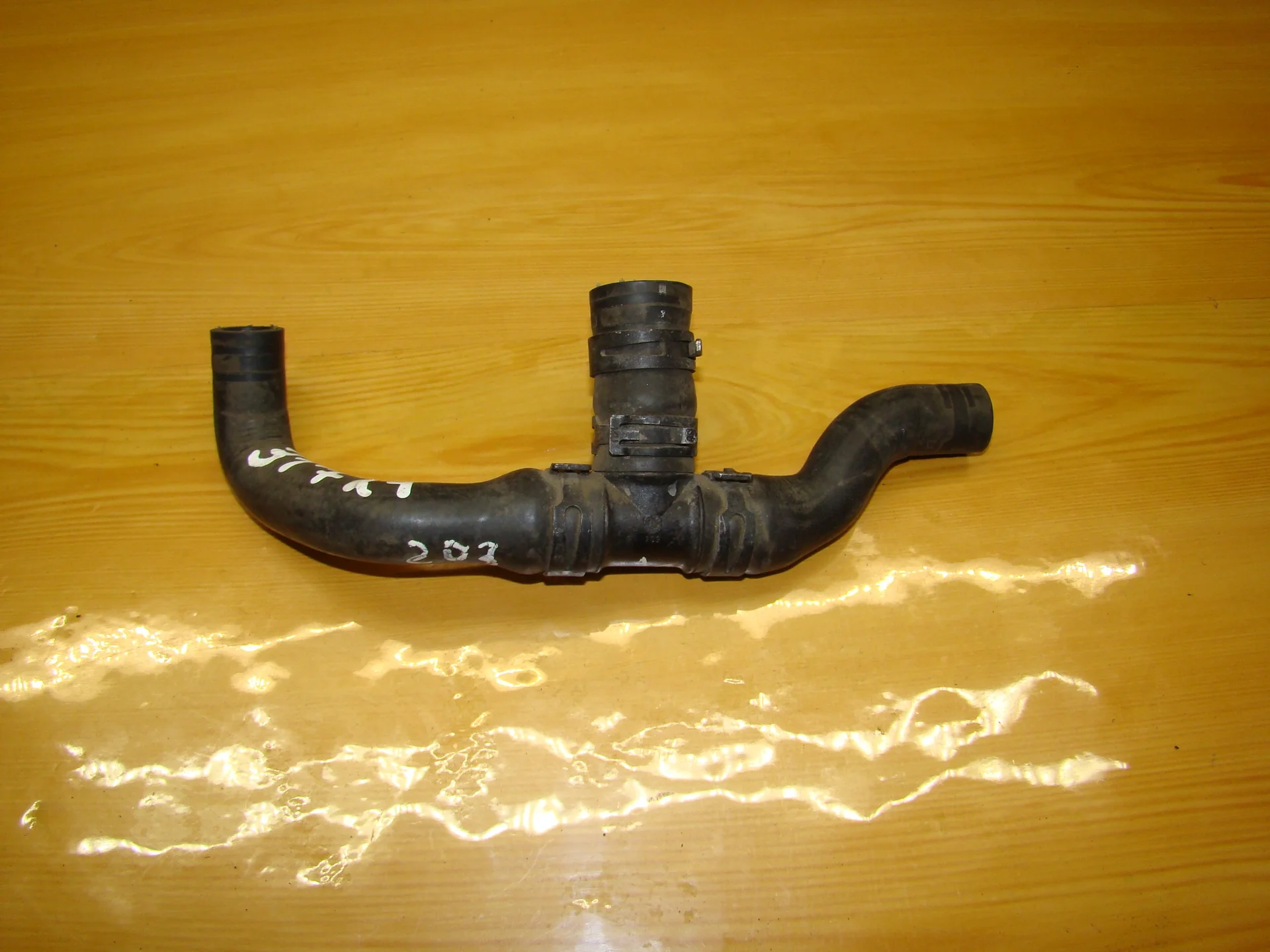 Патрубок отопителя Mercedes-Benz W203 A2038300796 - изображение 1