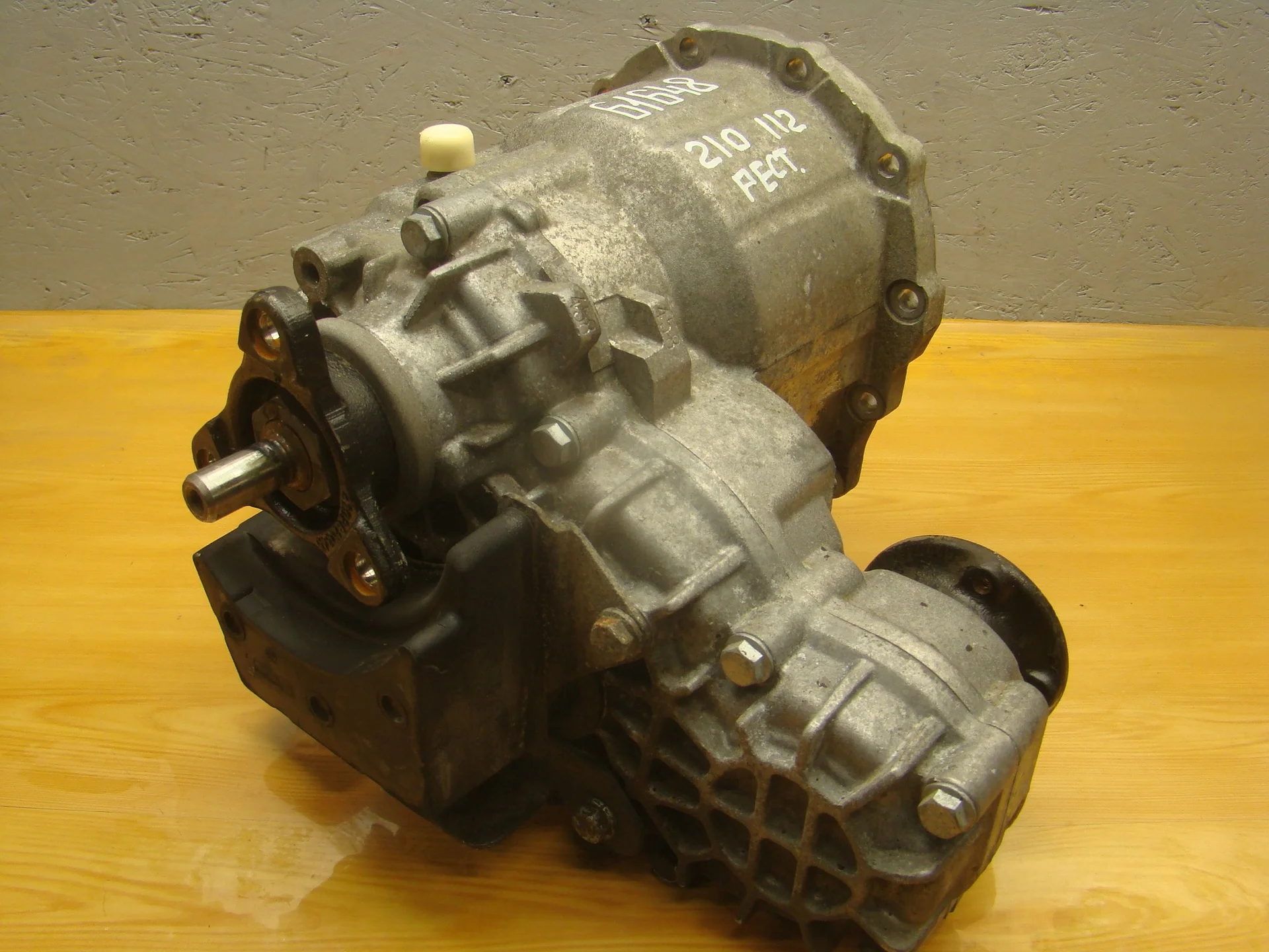 Раздаточная коробка Mercedes-Benz W210 112 A2102800100 - изображение 1