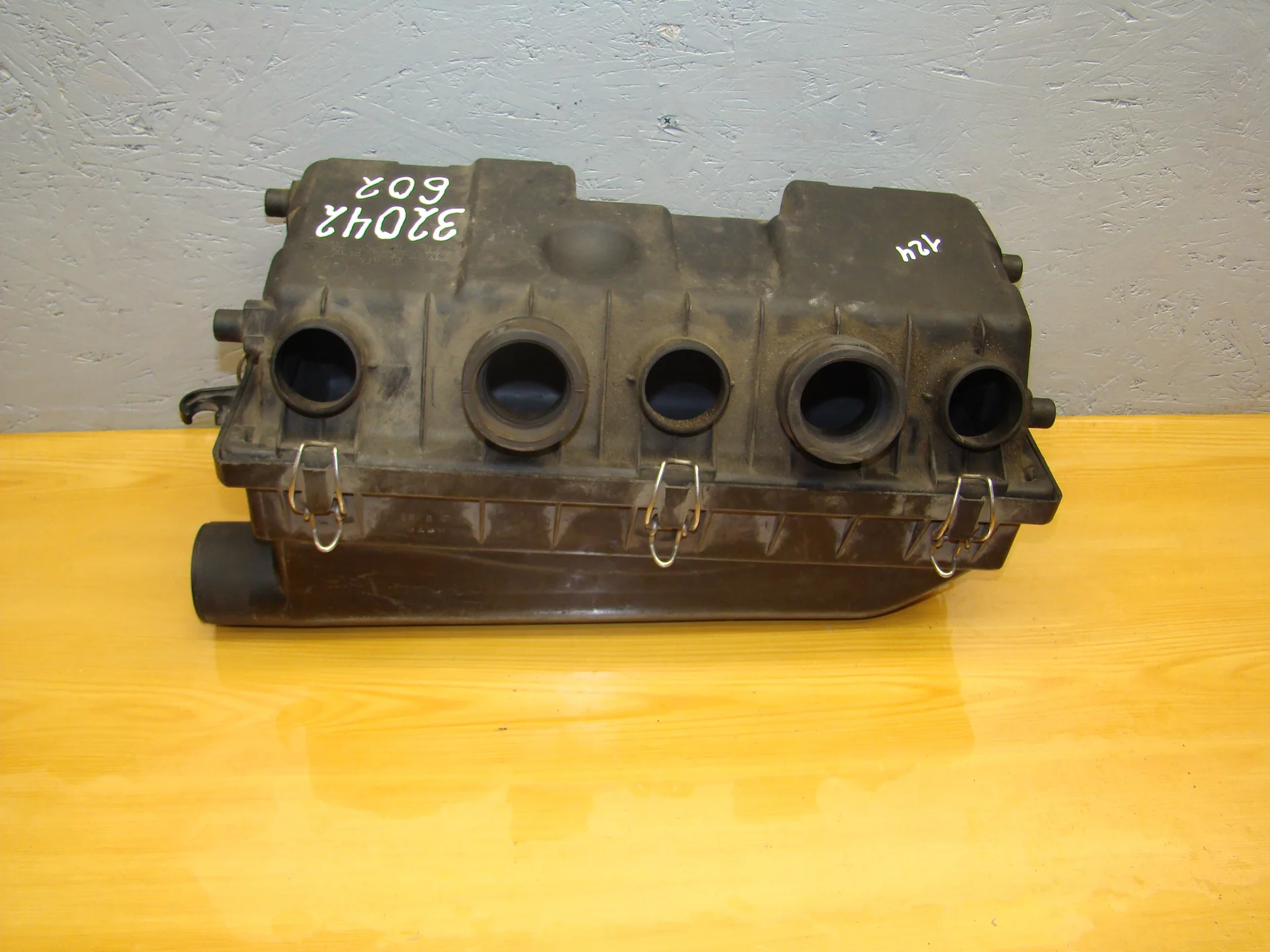 Корпус воздушного фильтра Mercedes-Benz W124 602 A6020940103 - изображение 1