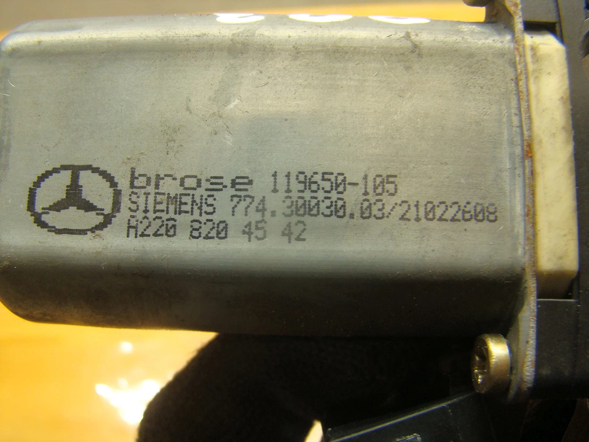 Моторчик переднего правого стеклоподъемника Mercedes-Benz W203 A2208204542 - миниатюра 3