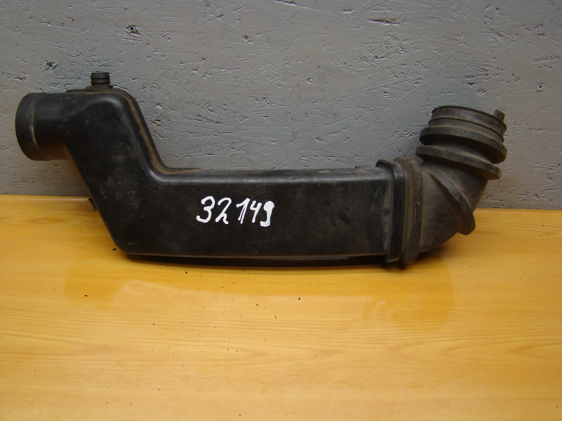 Патрубок впускного коллектора Mercedes-Benz W124 111 A1111400912 - изображение 1