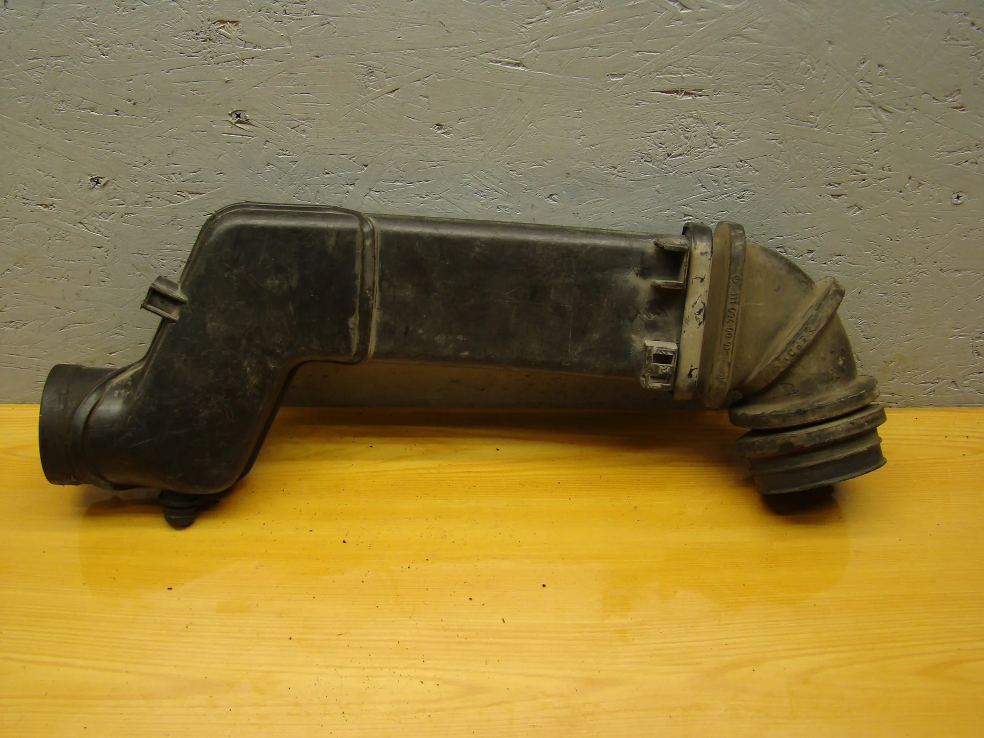 Патрубок впускного коллектора Mercedes-Benz W124 111 A1111400912 - миниатюра 2