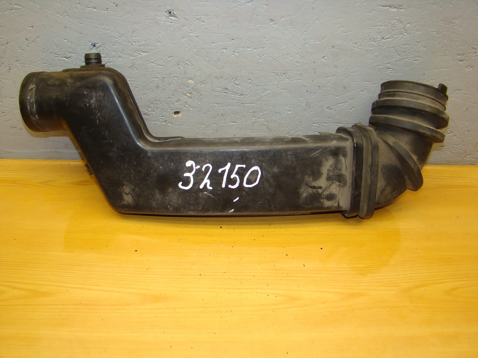 Патрубок впускного коллектора Mercedes-Benz W124 111 A1111400912 - изображение 1