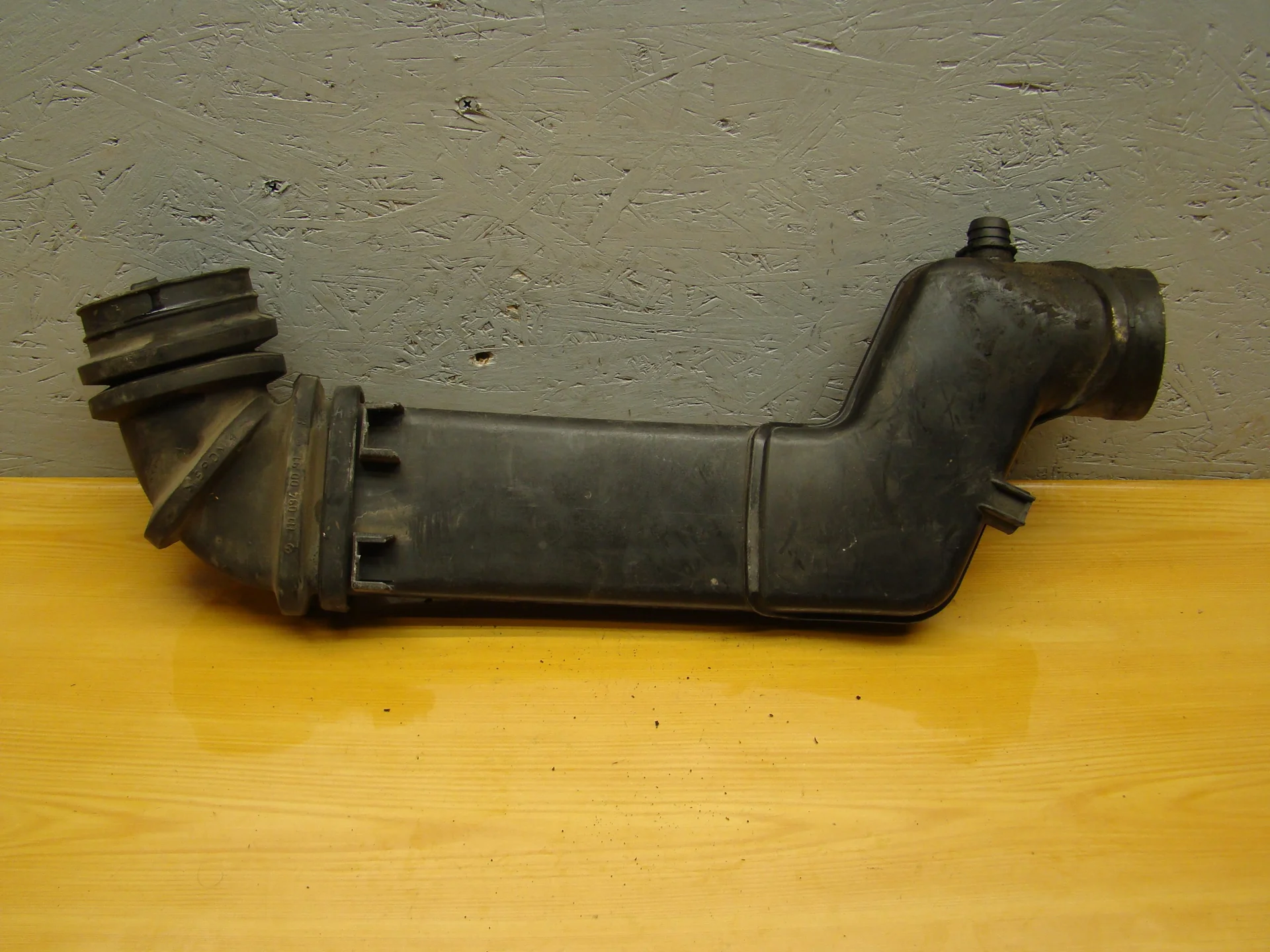 Патрубок впускного коллектора Mercedes-Benz W124 111 A1111400912 - миниатюра 2