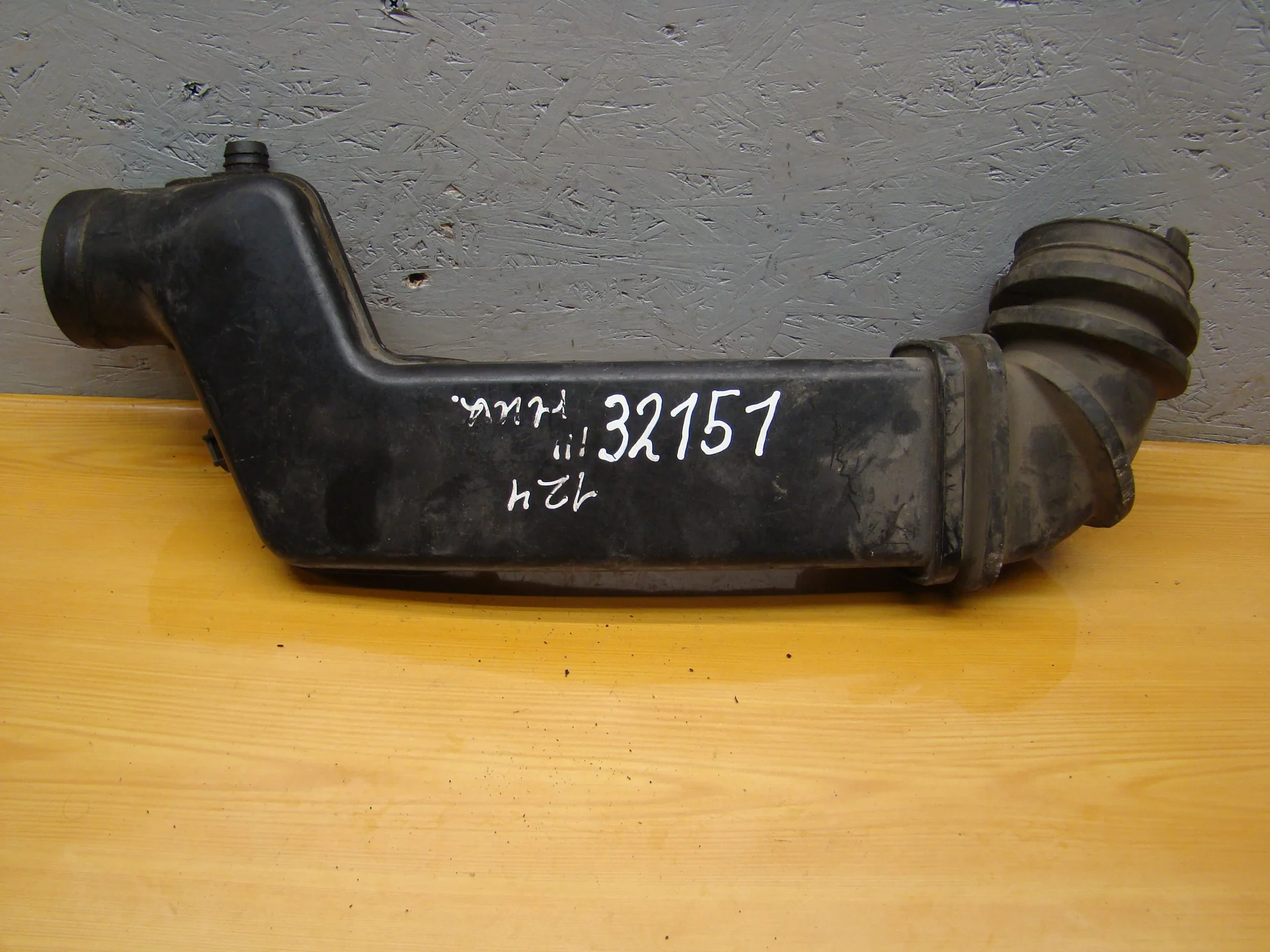 Патрубок впускного коллектора Mercedes-Benz W124 111 A1111400912 - изображение 1