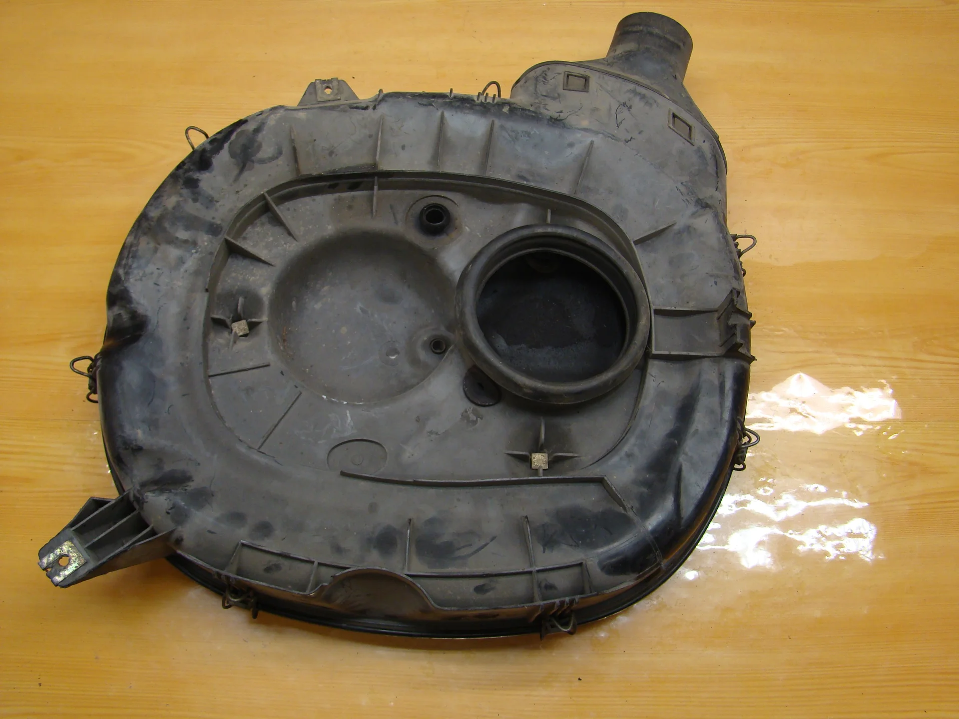 Корпус воздушного фильтра Mercedes-Benz W124 102 A1020900901 - миниатюра 2