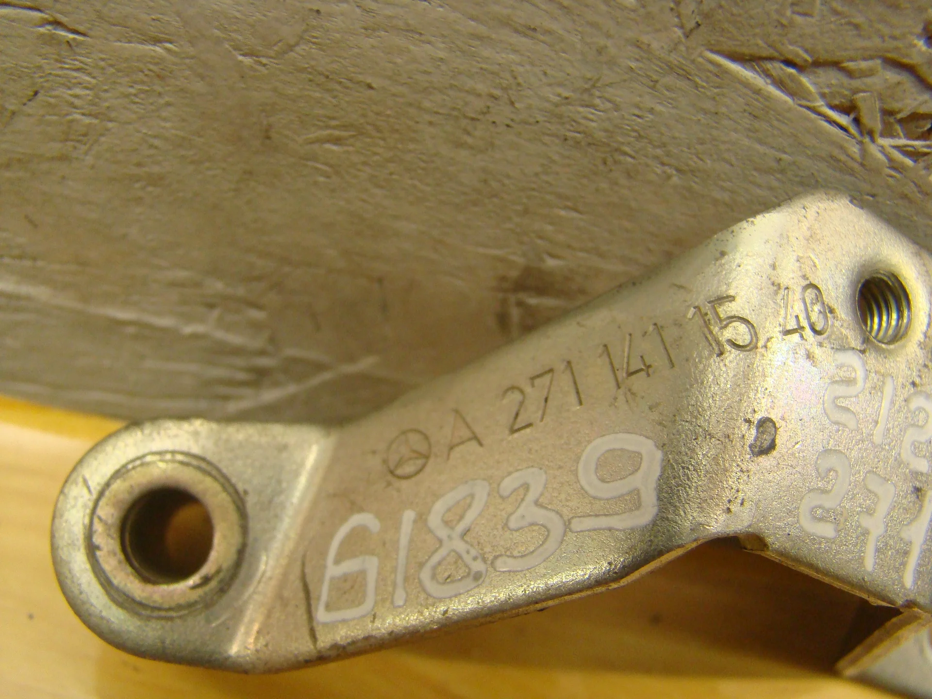 Кронштейн трубки EGR Mercedes-Benz W212 271 A2711411540 - миниатюра 2