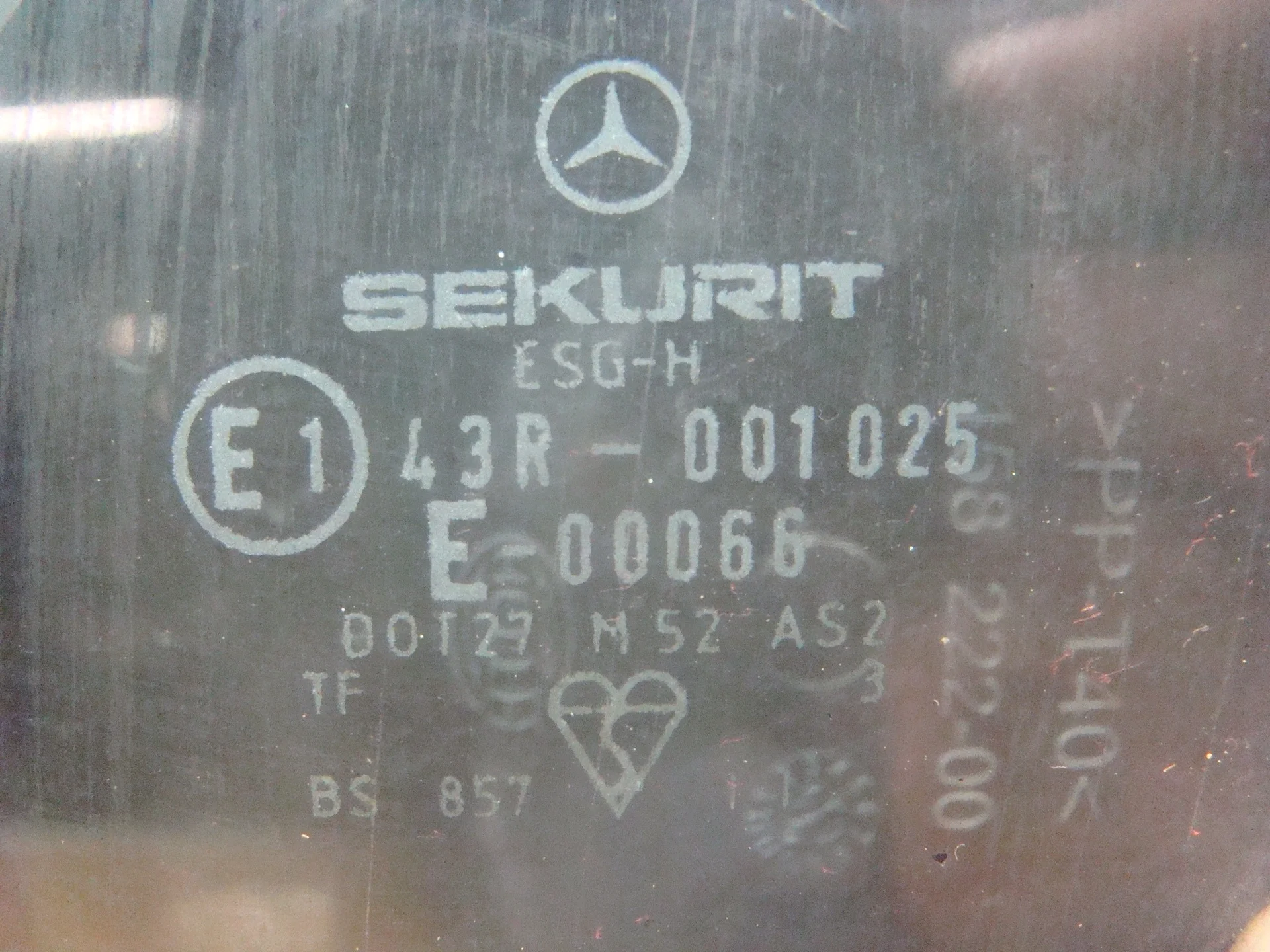 Стекло передней левой двери Mercedes-Benz W126 - миниатюра 2