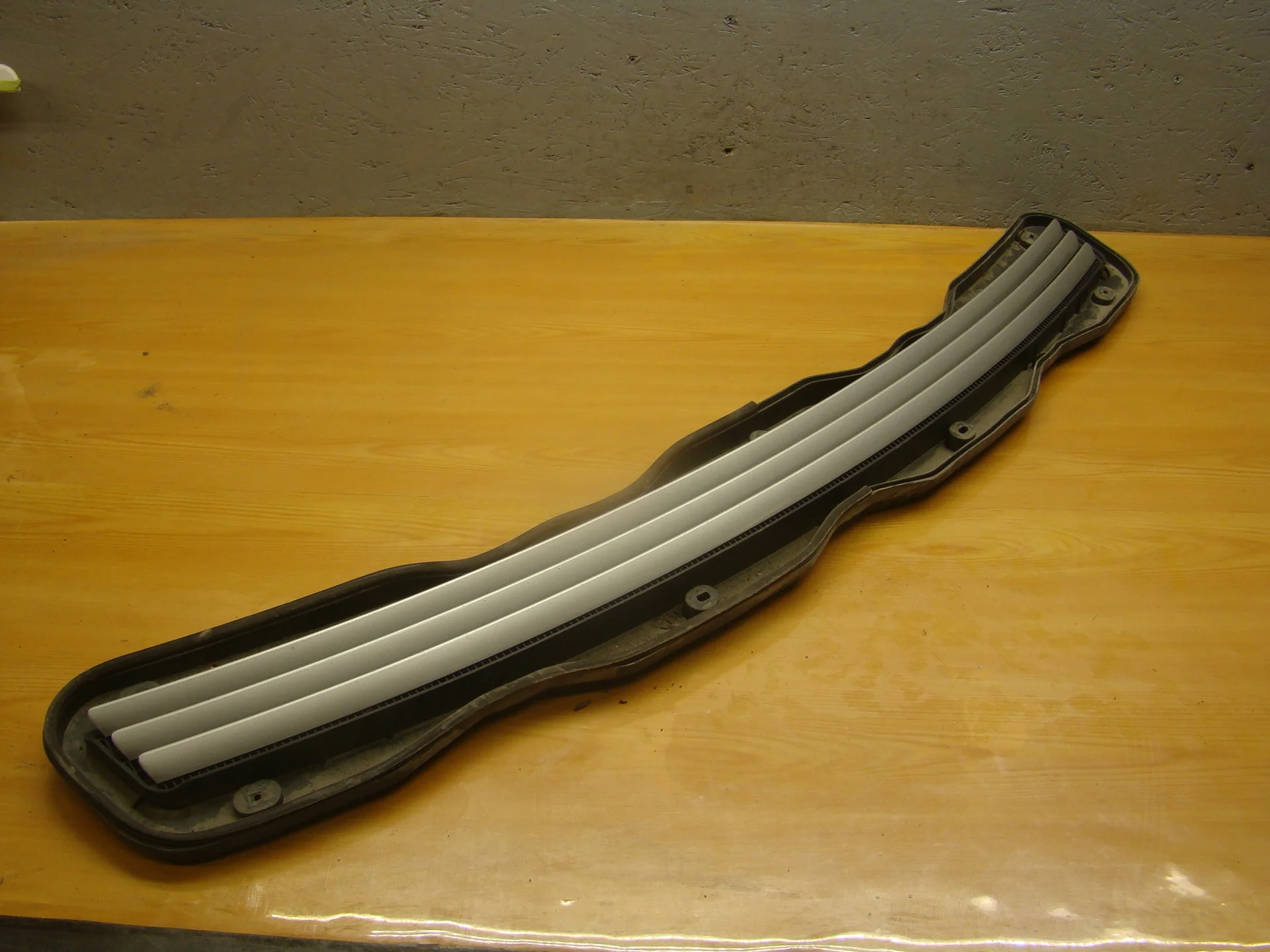 Решётка капота Mercedes-Benz W210 112 A2108800705 - изображение 1