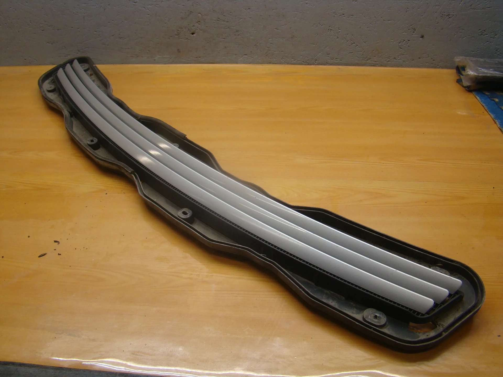 Решётка капота Mercedes-Benz W210 112 A2108800705 - миниатюра 2