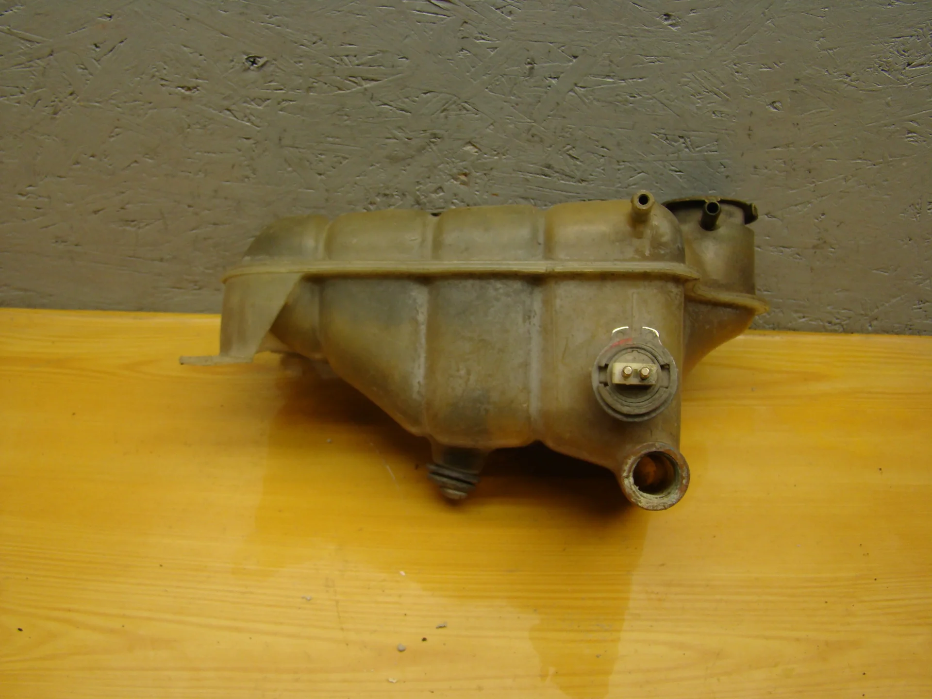 Расширительный бачок Mercedes-Benz W124  A1245000649 - миниатюра 2
