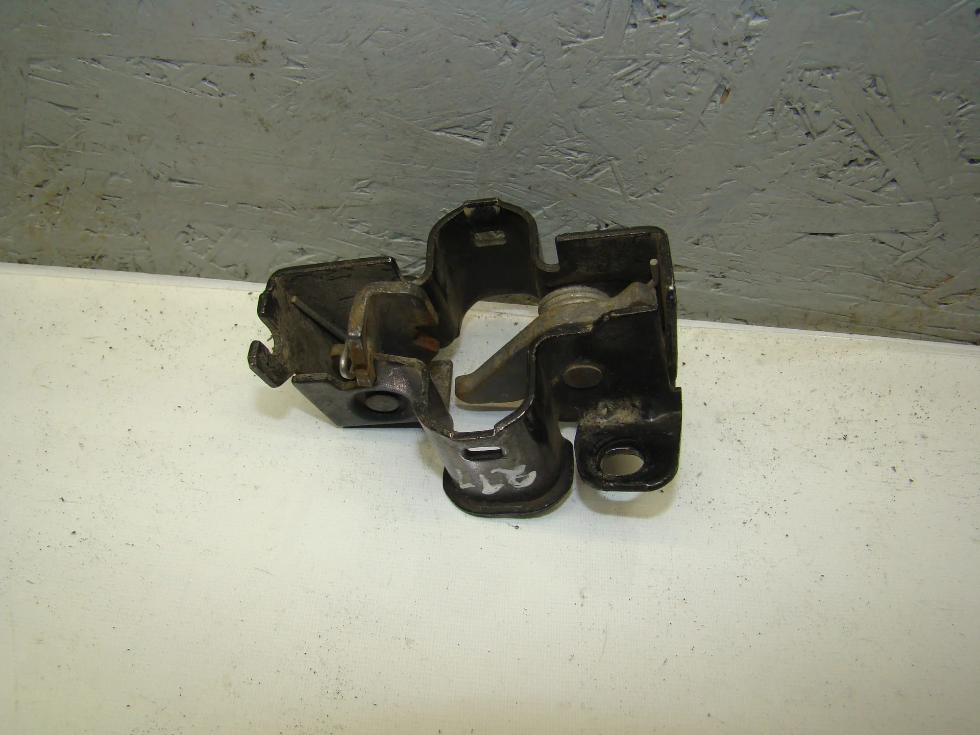 Замок капота Mercedes-Benz W203  A2038800060 - миниатюра 2