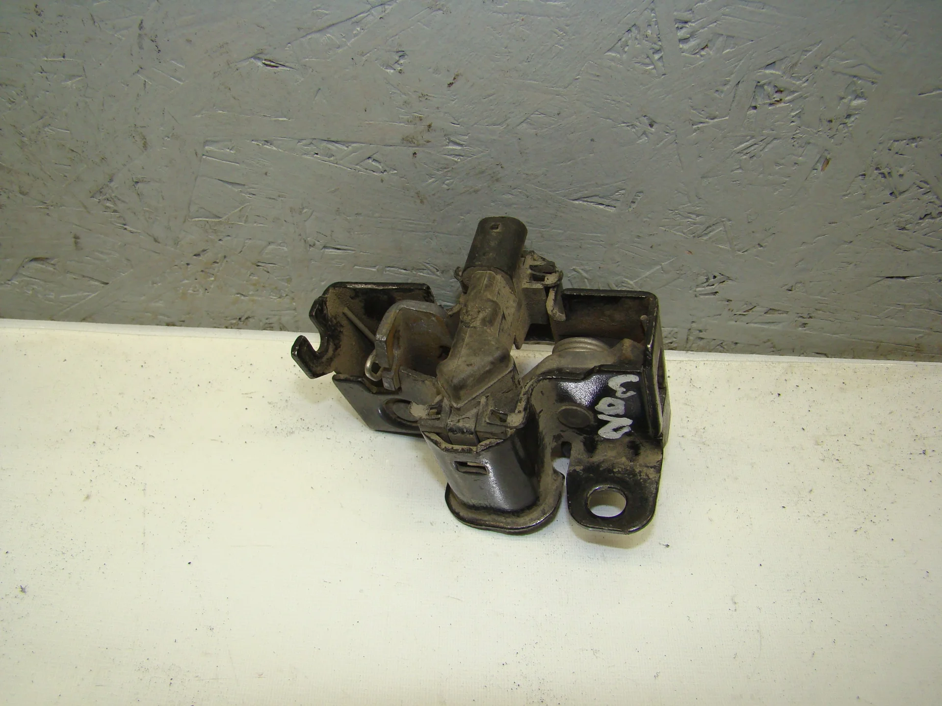 Замок капота Mercedes-Benz W203  A2038800060 - миниатюра 2