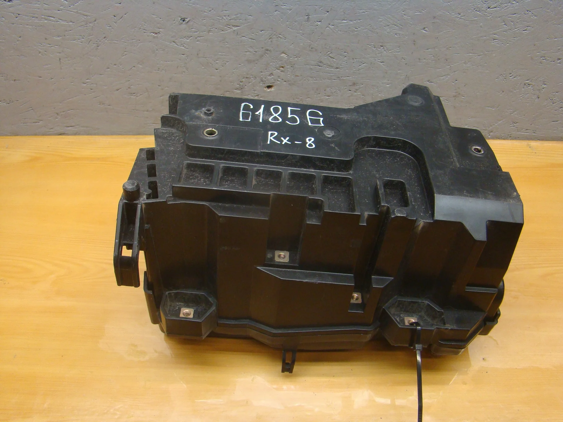 Корпус блока предохранителей Mazda RX-8 SE MB701001B - миниатюра 4