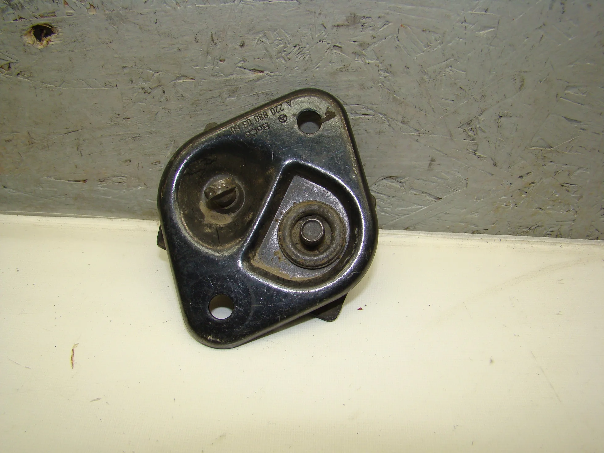 Петля замка капота Mercedes-Benz W220 A2208800360 - миниатюра 2