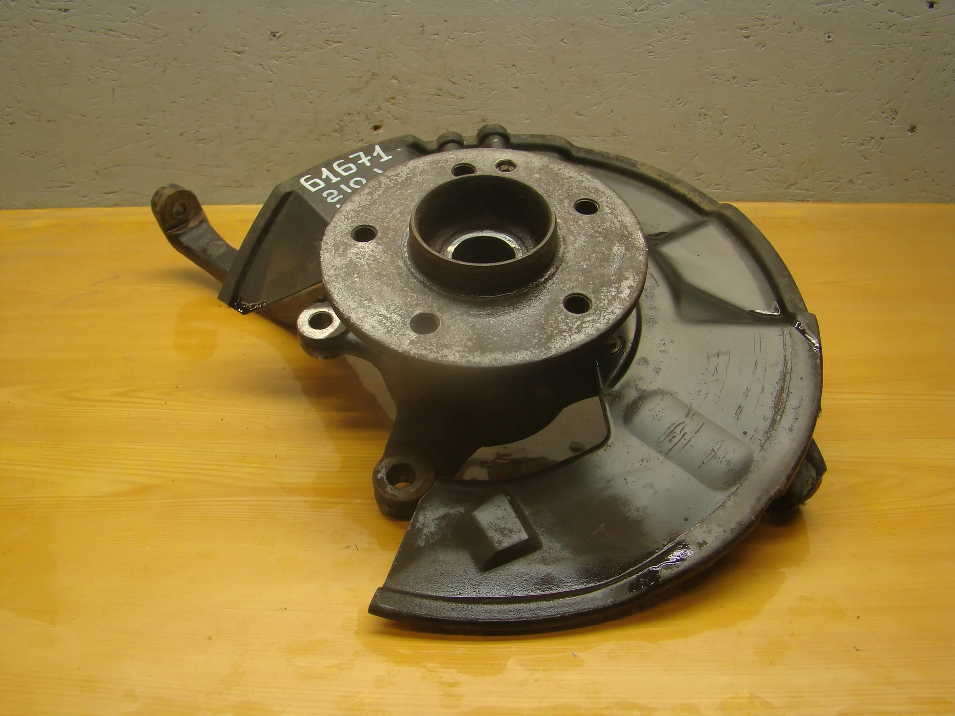 Кулак передний левый Mercedes-Benz W210 112 A2103302520 - миниатюра 2