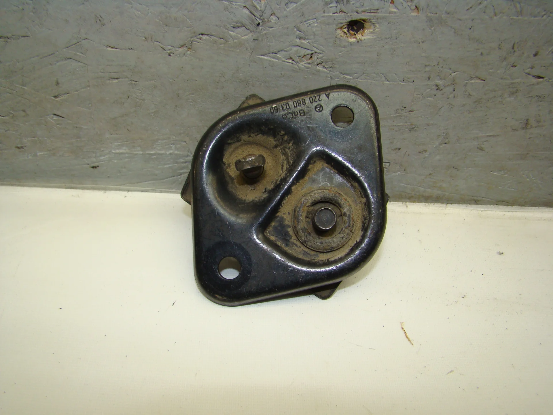 Петля замка капота Mercedes-Benz W220  A2208800360 - миниатюра 2